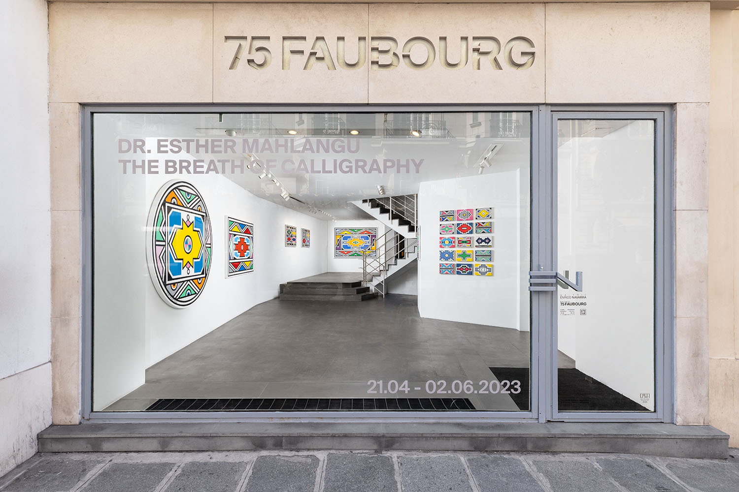 Vue de l’exposition The Breath of Calligraphy de l'artiste Dr. Esther Mahlangu à la Galerie Enrico Navarra, Paris, France, 2023