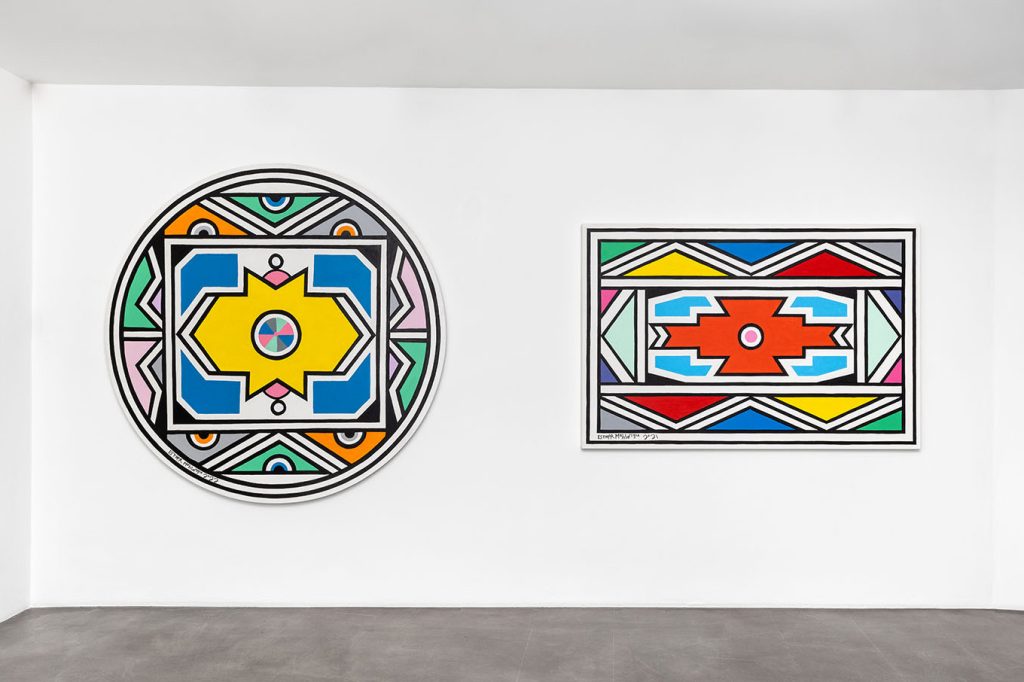 Vue de l’exposition The Breath of Calligraphy de l'artiste Dr. Esther Mahlangu à la Galerie Enrico Navarra, Paris, France, 2023