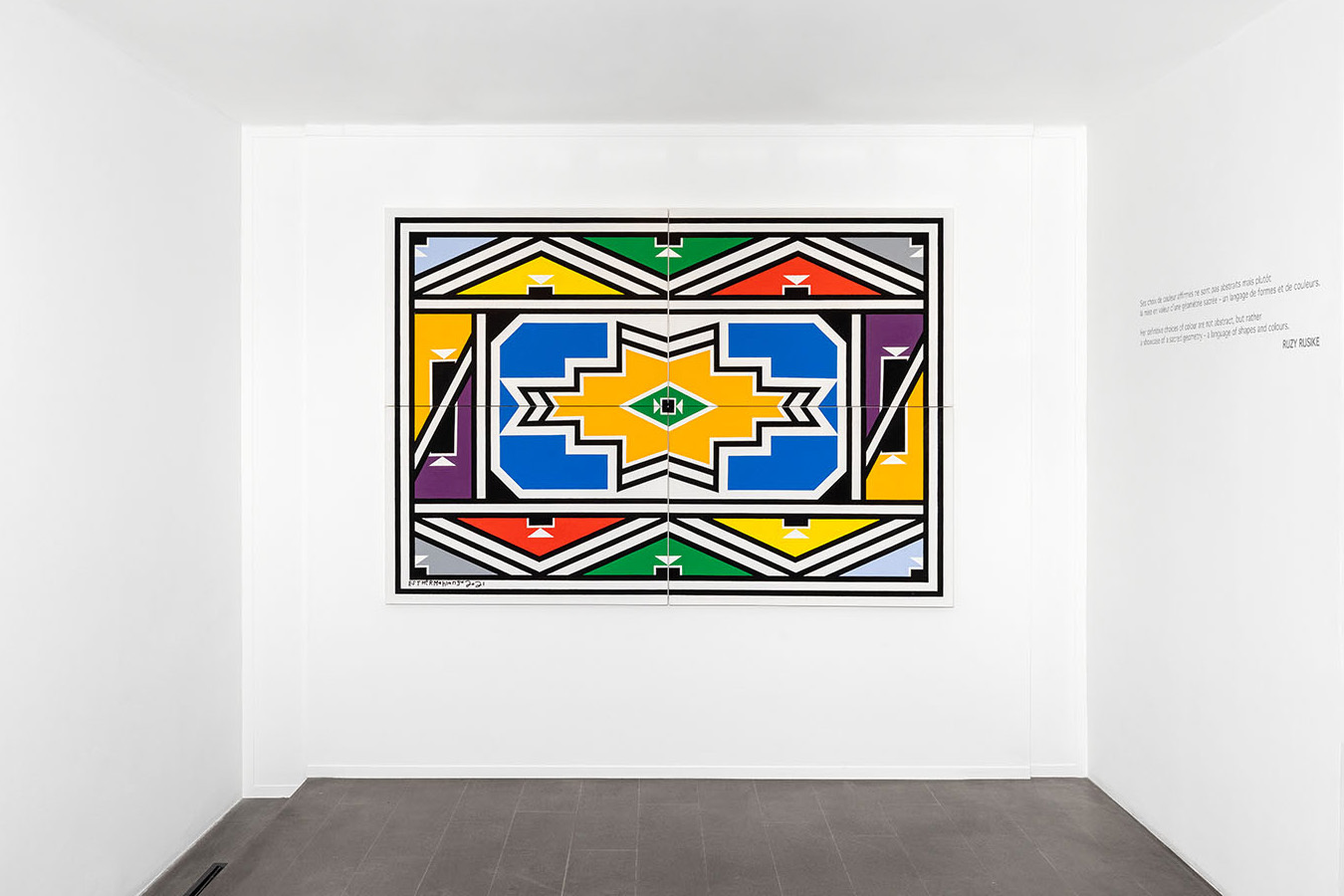 Vue de l’exposition The Breath of Calligraphy de l'artiste Dr. Esther Mahlangu à la Galerie Enrico Navarra, Paris, France, 2023