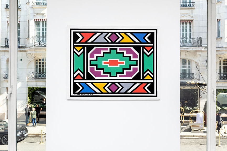 Vue de l’exposition The Breath of Calligraphy de l'artiste Dr. Esther Mahlangu à la Galerie Enrico Navarra, Paris, France, 2023