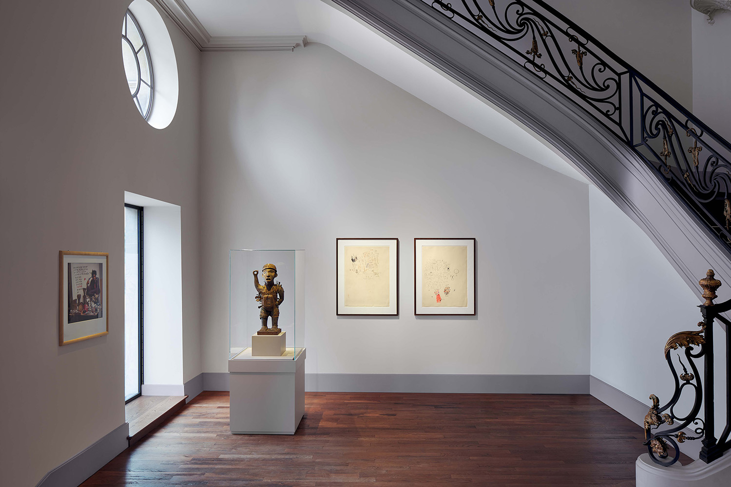 Vue de l’exposition Jean-Michel Basquiat et l'Univers Kongo à la Galerie Gradiva, Paris, France, 2022