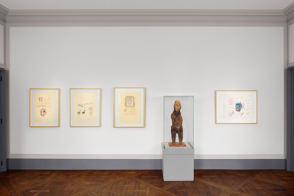 Vue de l’exposition Jean-Michel Basquiat et l'Univers Kongo à la Galerie Gradiva, Paris, France, 2022