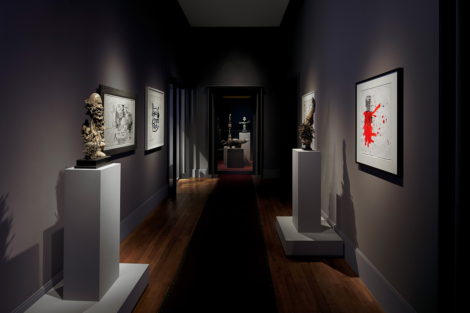 Vue de l’exposition Jean-Michel Basquiat et l'Univers Kongo à la Galerie Gradiva, Paris, France, 2022