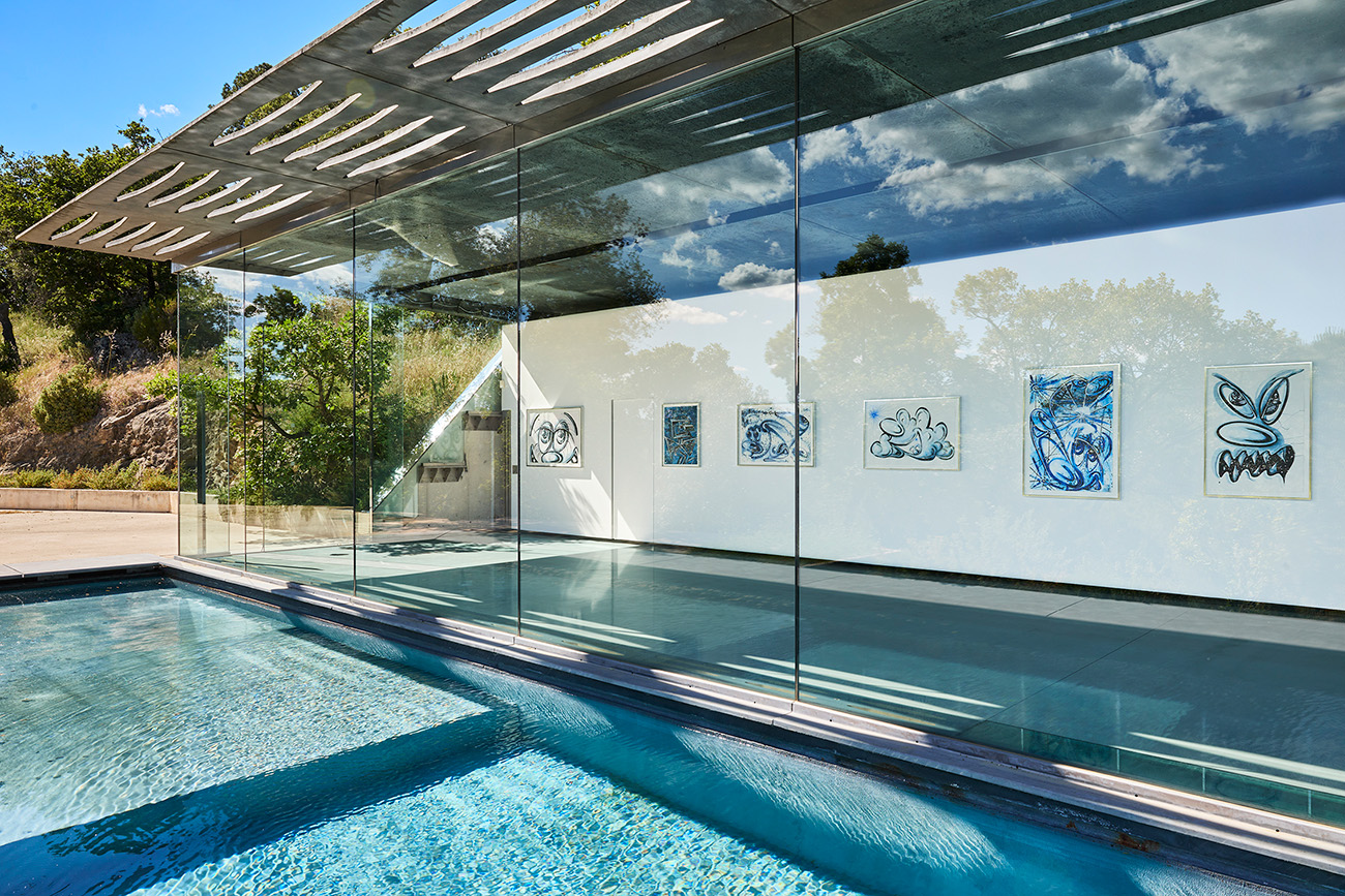 Vue de l’exposition 26 œuvres sur papier de l'artiste Kenny Scharf à la Villa Navarra, Le Muy, France, 2024