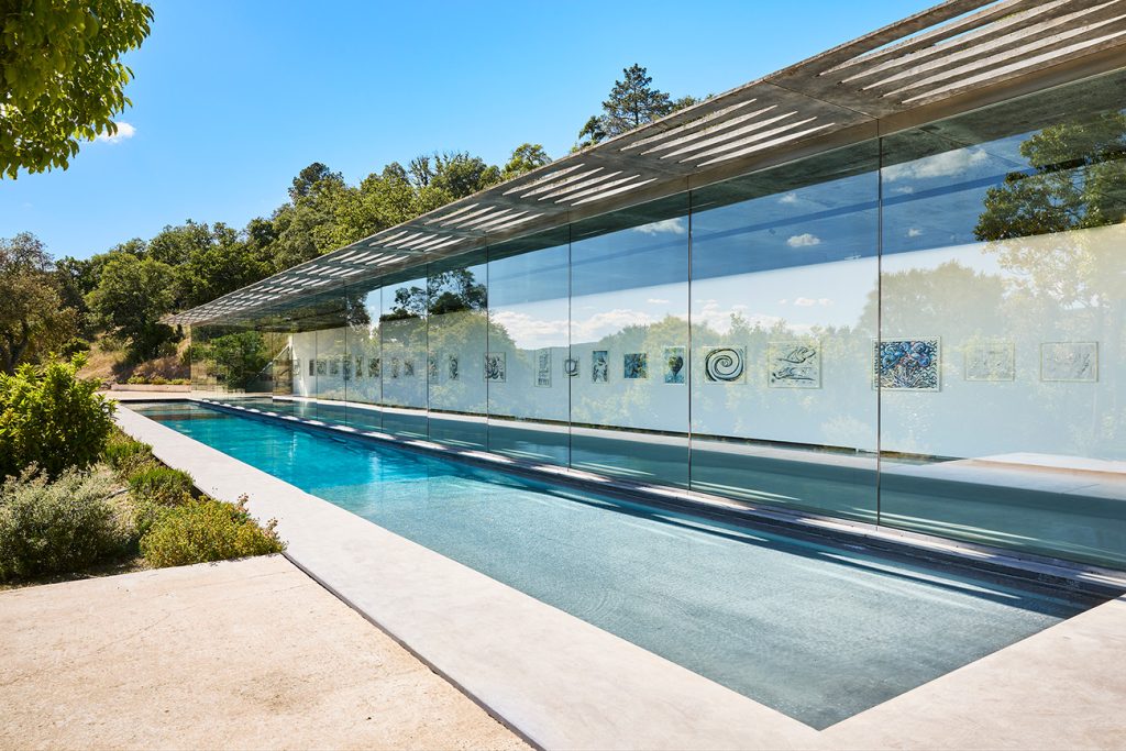 Vue de l’exposition 26 œuvres sur papier de l'artiste Kenny Scharf à la Villa Navarra, Le Muy, France, 2024