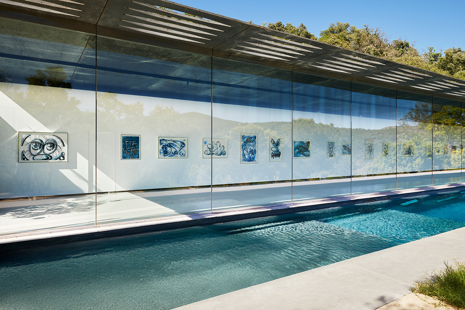 Vue de l’exposition 26 œuvres sur papier de l'artiste Kenny Scharf à la Villa Navarra, Le Muy, France, 2024