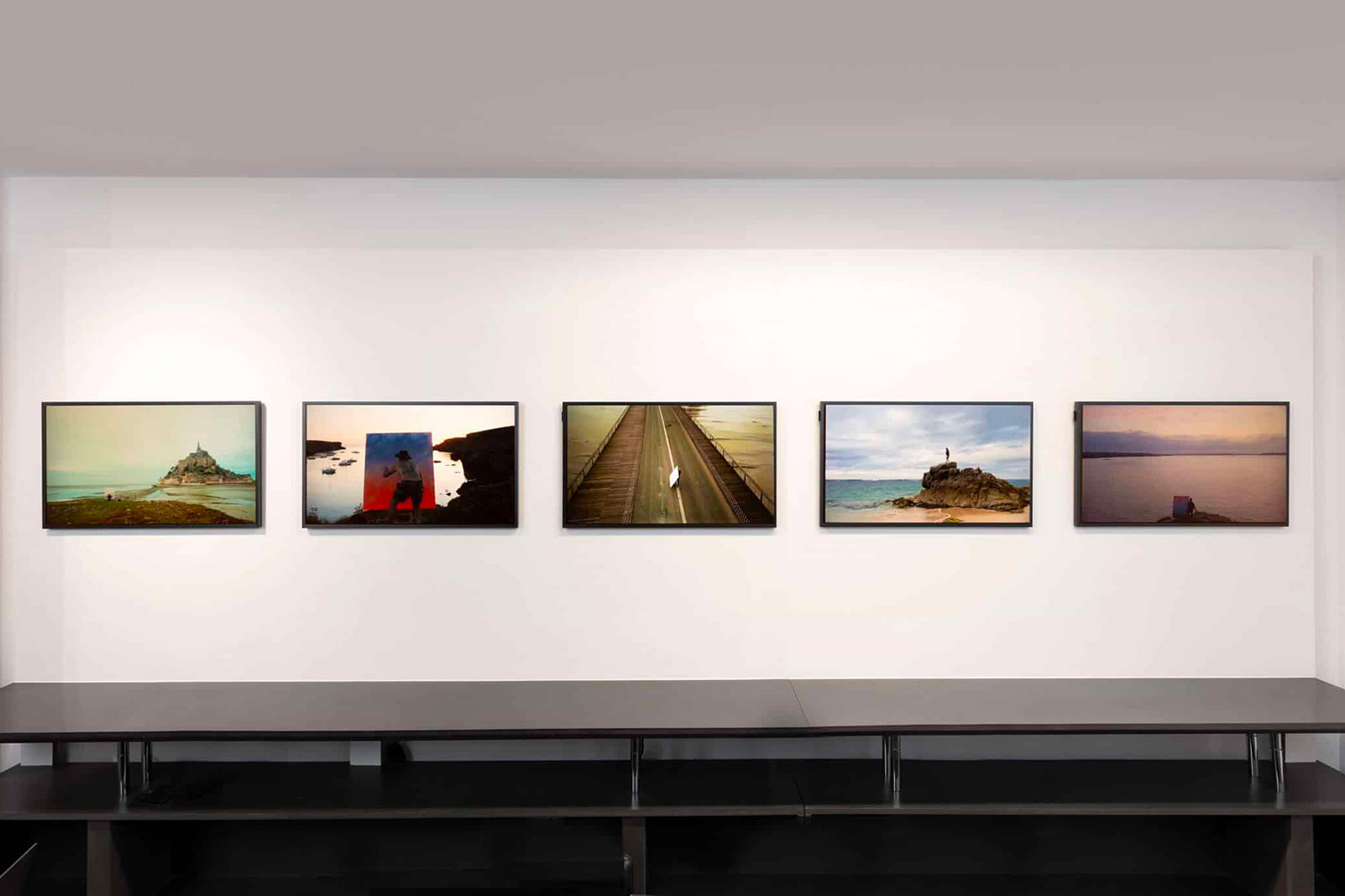 Vue de l’exposition Voyages sur le Motif de l'artiste Renk à la Galerie Enrico Navarra, Paris, France, 2023